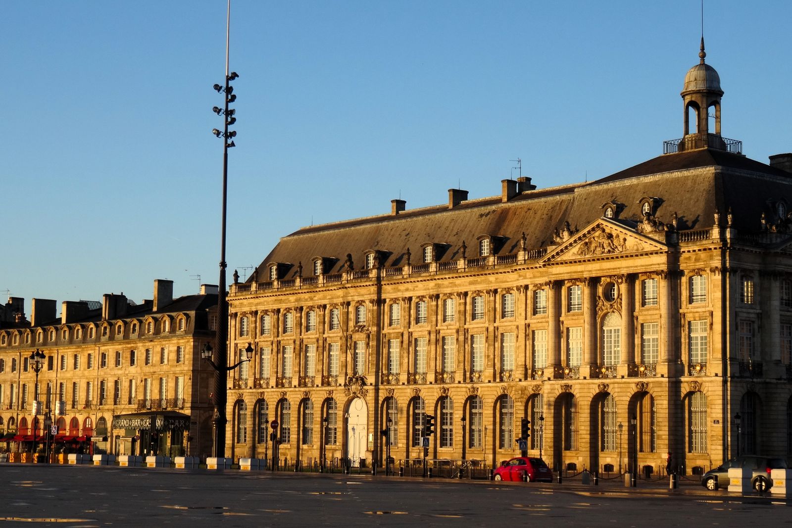 Une façade classique de Bordeaux au soleil couchant