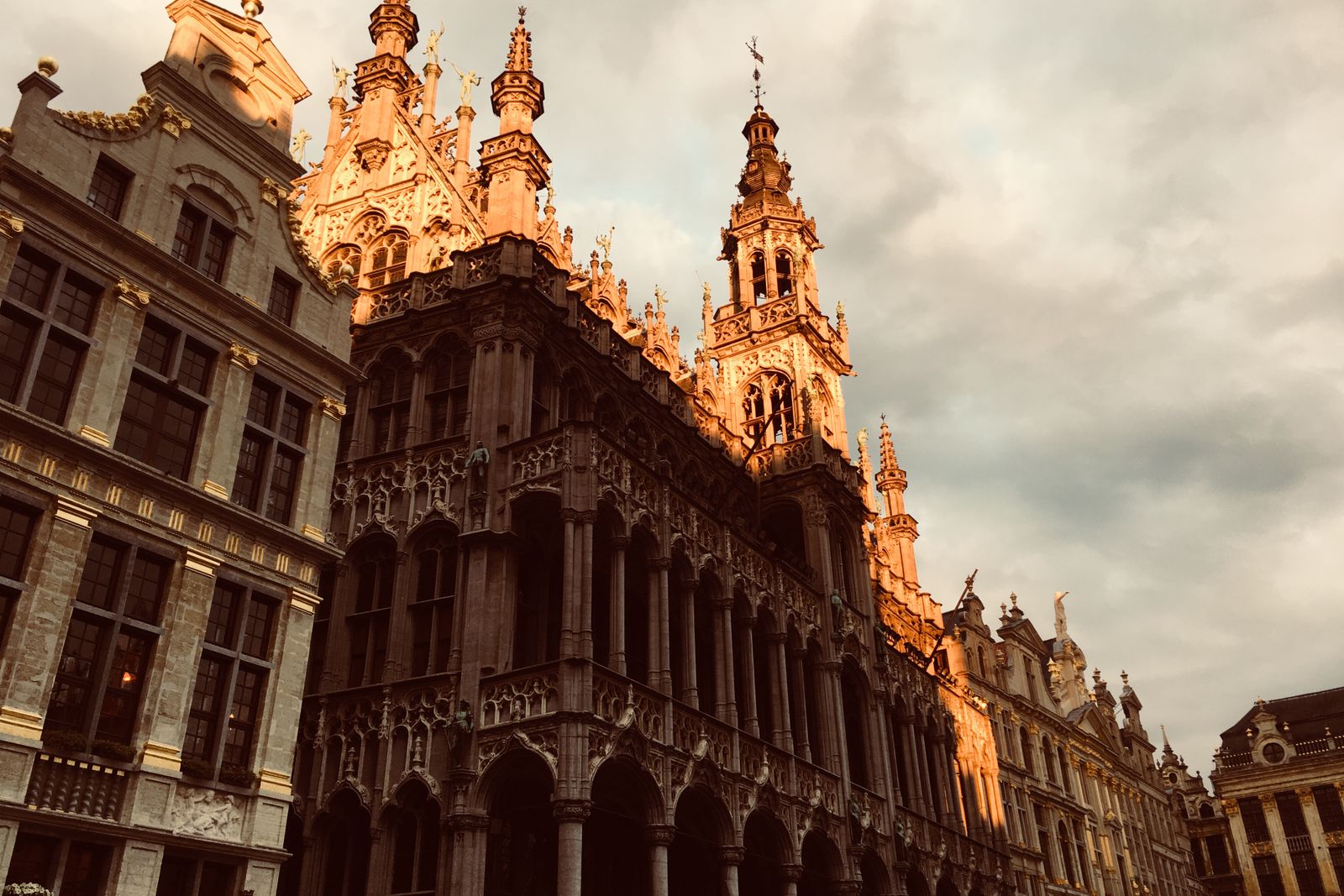 La Grand-Place de Bruxelles dans la lumière du soir