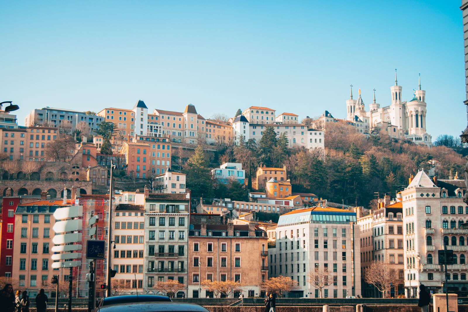 La basilique de Fourvière et les toits de Lyon