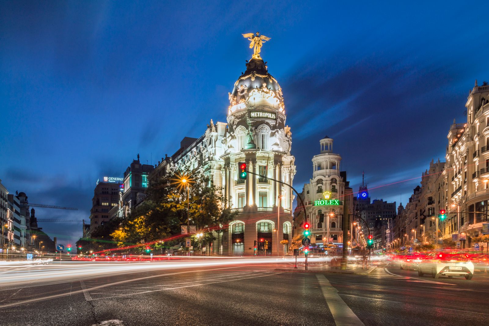 L’édifice Metrópolis sur la Gran Vía de Madrid, de nuit