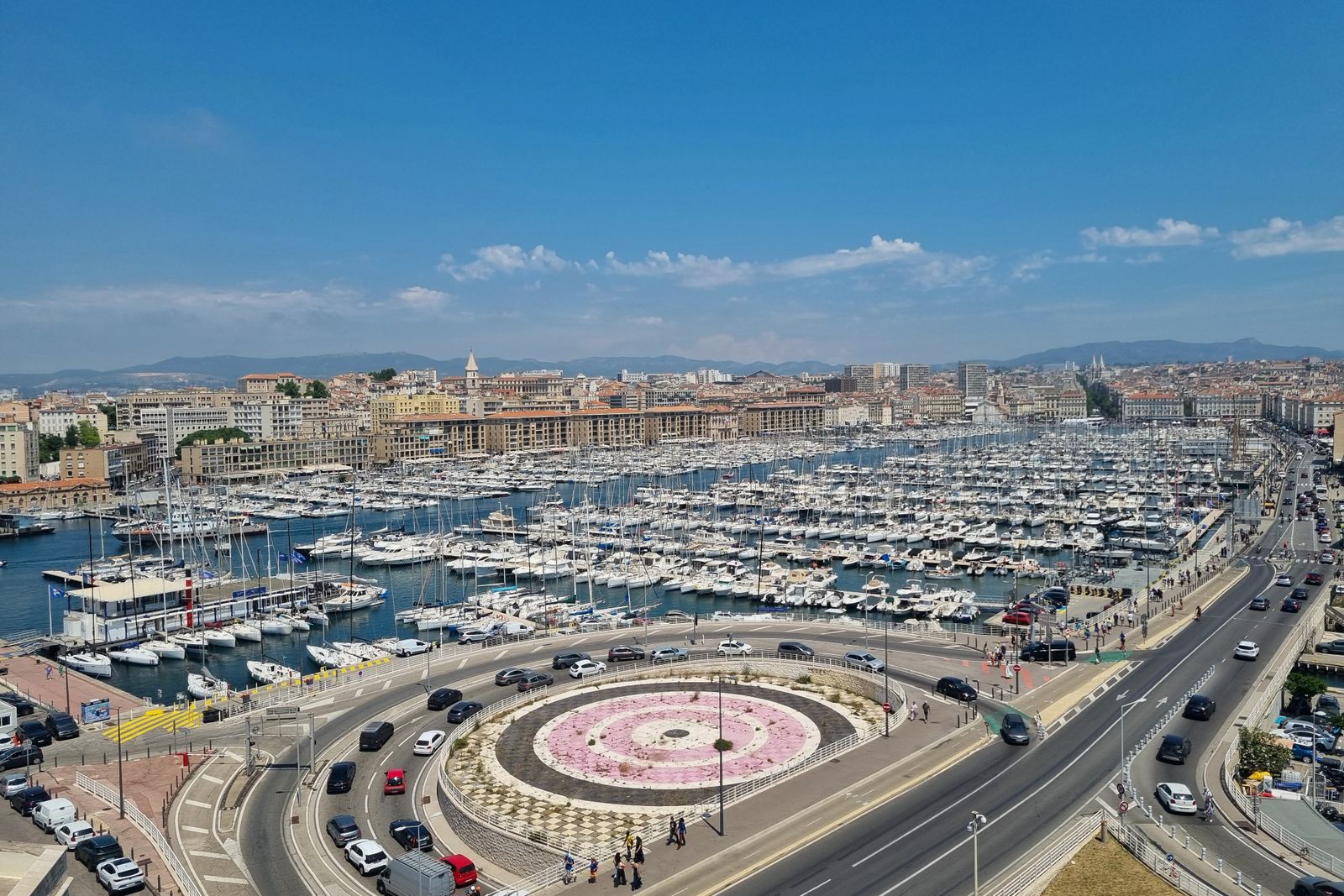 Le port de Marseille et ses bateaux vus du ciel
