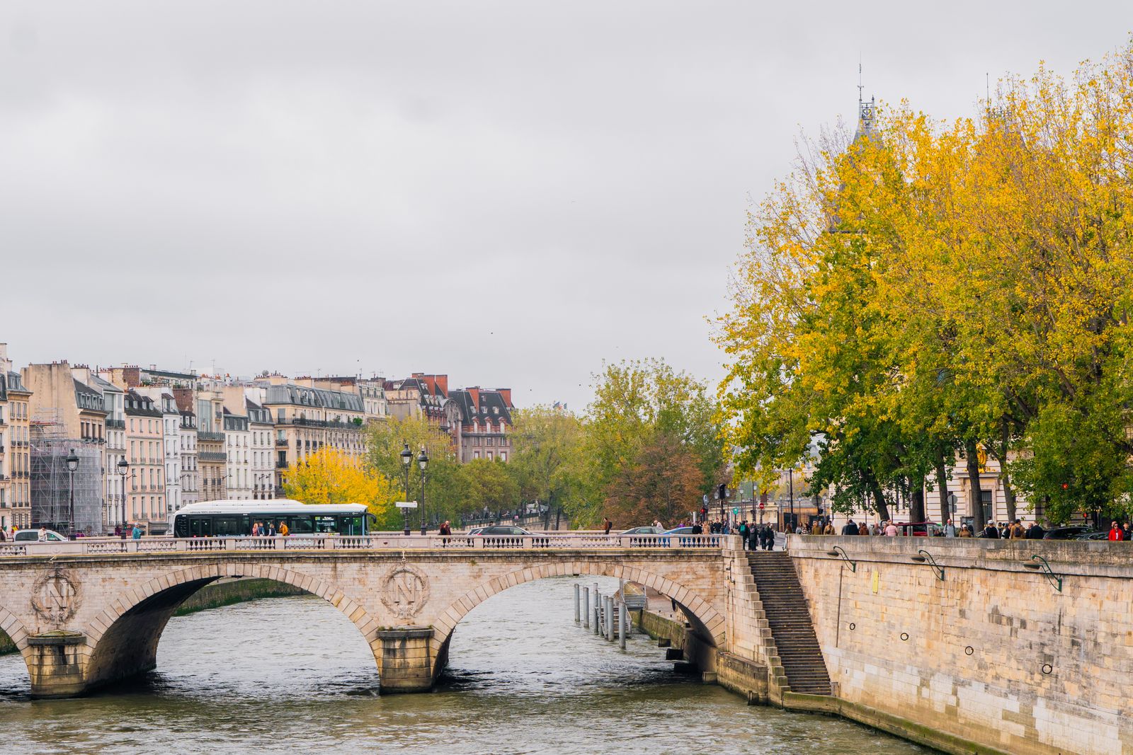 Un pont sur la Seine à Paris, sous les feuillages d’automne